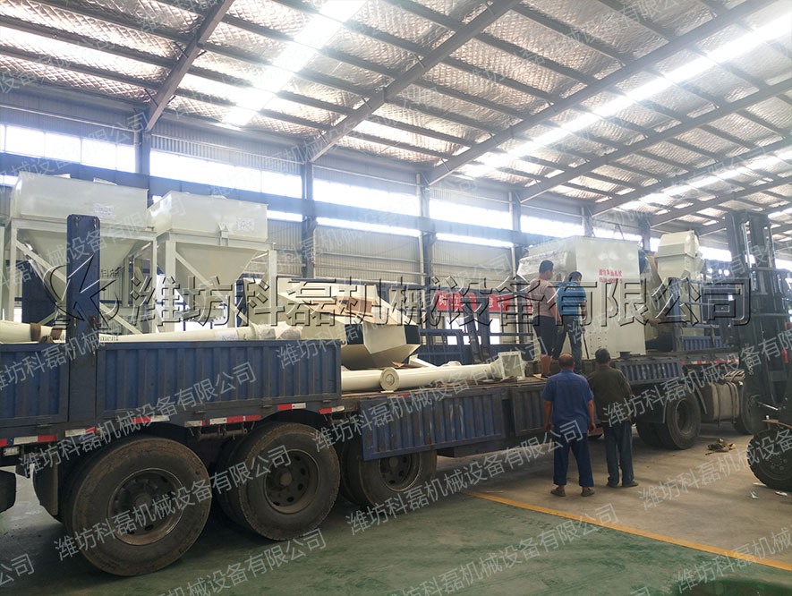 襄阳用裕橡胶(jiao)制造有限公司(sī)攪拌、輸送整套(tao)設備發貨實拍(pai) 螺旋輸送 絞龍(lóng) 料倉 攪拌站 第(di)2張