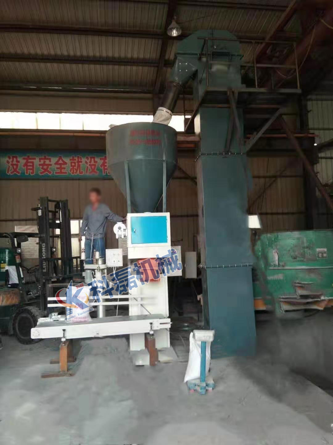 襄阳用(yong)裕橡胶(jiāo)制造有(yǒu)限公司(sī)敞口袋(dai)包裝秤(cheng)包裝機(jī)使用現(xiàn)場實拍(pāi) 第3張