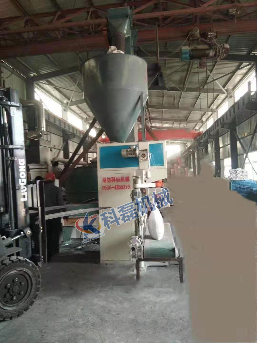 襄阳(yáng)用裕橡(xiang)胶制造(zao)有限公(gong)司敞口(kǒu)袋包裝(zhuāng)秤包裝(zhuāng)機使用(yong)現場實(shi)拍 第2張(zhang)