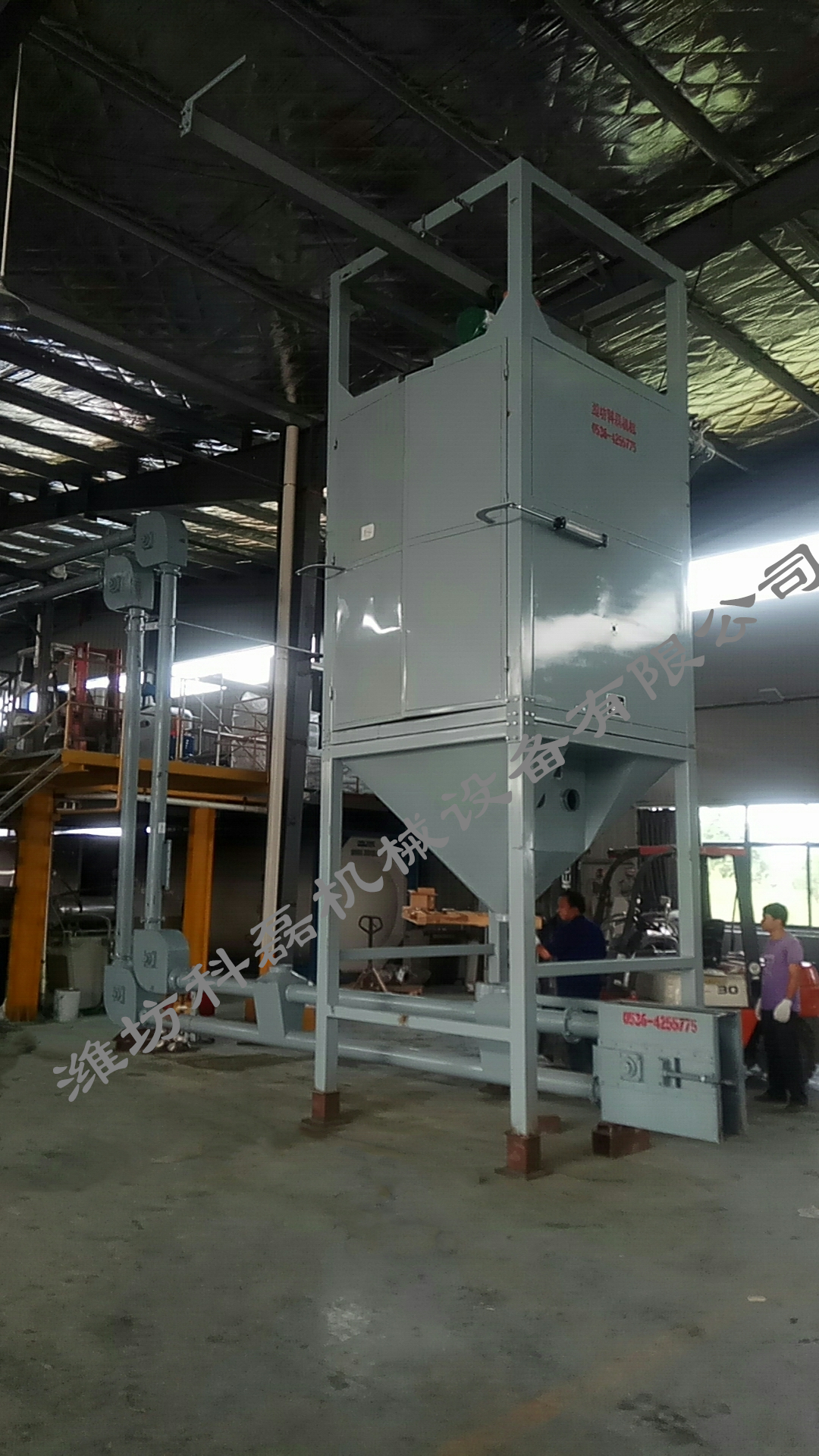 襄阳用裕(yu)橡胶制造(zao)有限公司(si)管鏈輸送(sòng)機噸袋拆(chāi)包機使用(yong)現場實拍(pāi) 第3張