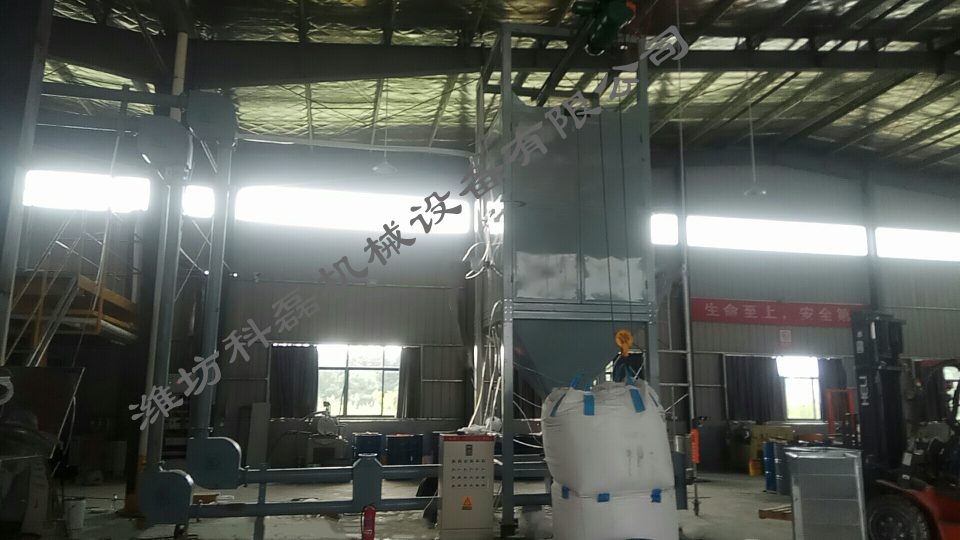 襄阳用裕(yù)橡胶制造(zao)有限公司(si)管鏈輸送(song)機噸袋拆(chai)包機使用(yòng)現場實拍(pāi) 第4張