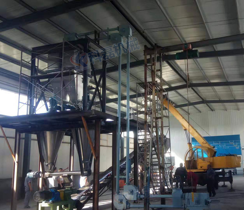 襄阳(yang)用裕橡胶(jiao)制造有限(xiàn)公司管鏈(lian)輸送機客(ke)戶安裝使(shǐ)用現場實(shi)拍 第1張