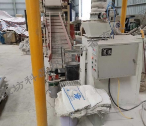 襄阳用(yong)裕橡胶制造有(you)限公司小螺杆(gǎn)閥口袋包裝機(ji)客戶使用現場(chǎng)