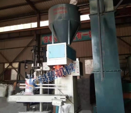 襄(xiāng)阳用裕(yu)橡胶制(zhi)造有限(xian)公司敞(chang)口袋包(bao)裝秤包(bāo)裝機使(shi)用現場(chang)實拍