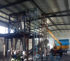 襄阳用(yòng)裕橡胶制造有(you)限公司管鏈輸(shu)送機客戶安裝(zhuāng)使用現場實拍(pāi)